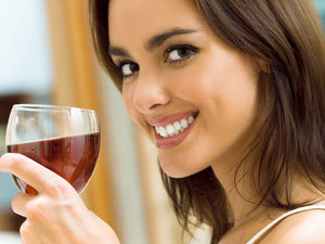Mujer joven disfrutando de vino de flor de jamaica Santa Sirena